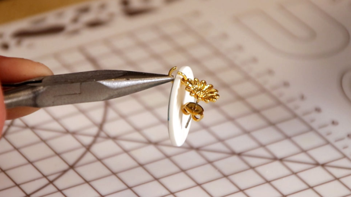 Boucles d'oreilles polymère et résine avec des fleurs d'hortensias séchées : Etape 11