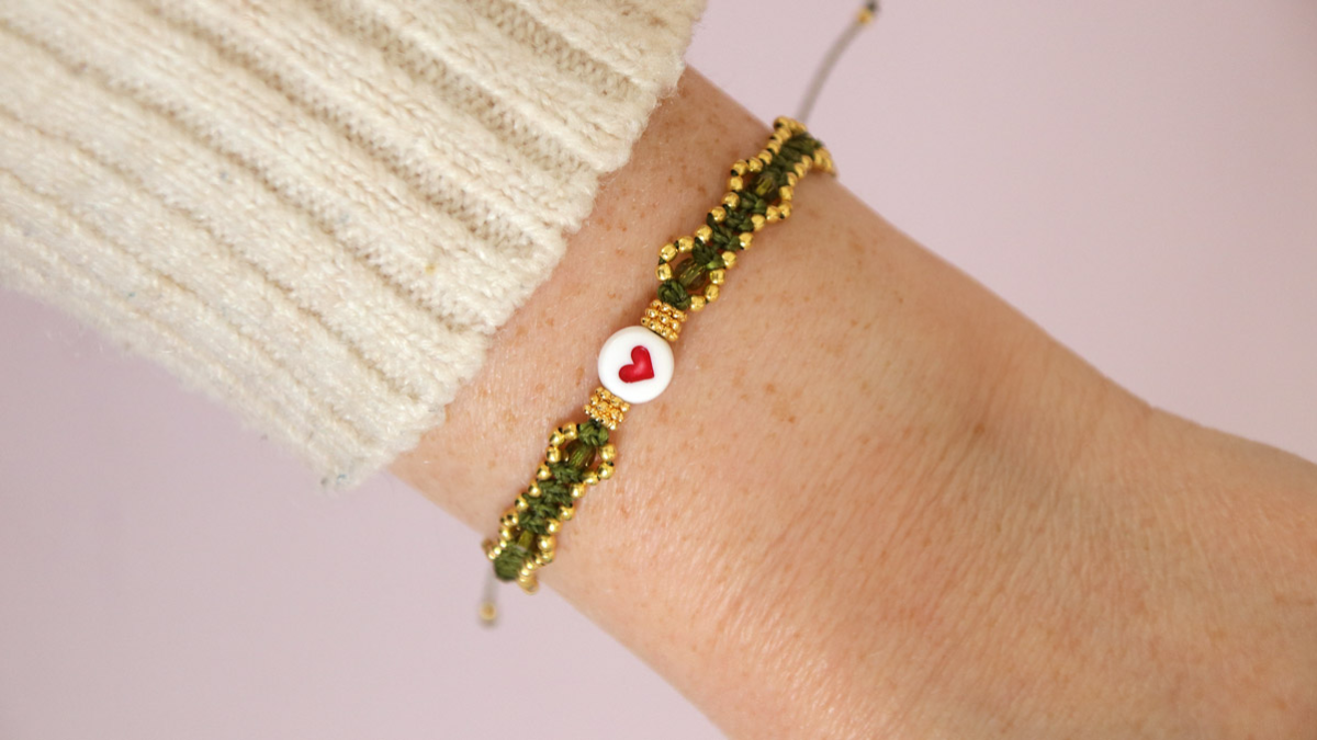 DIY Petit bracelet micro macramé kaki avec perles dorées