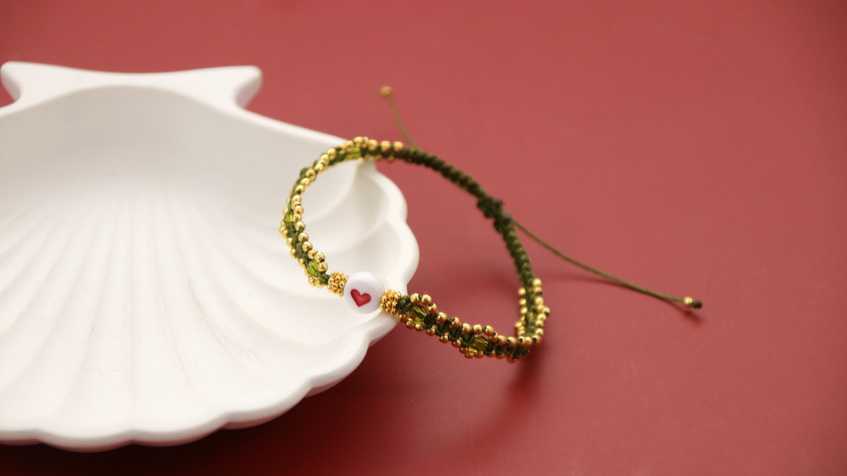 Schéma DIY Petit bracelet micro macramé kaki avec perles dorées