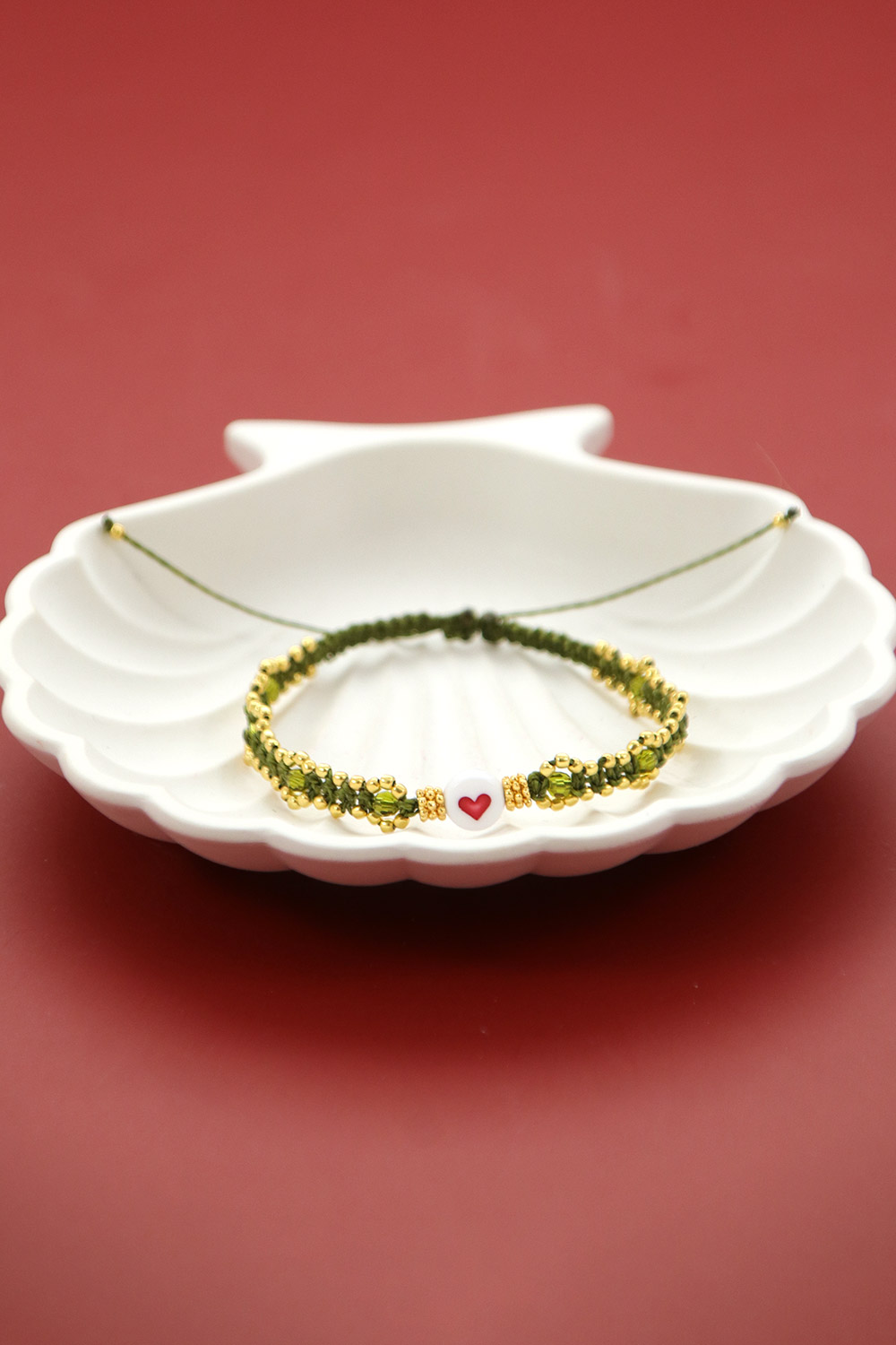 Schéma DIY Petit bracelet micro macramé kaki avec perles dorées