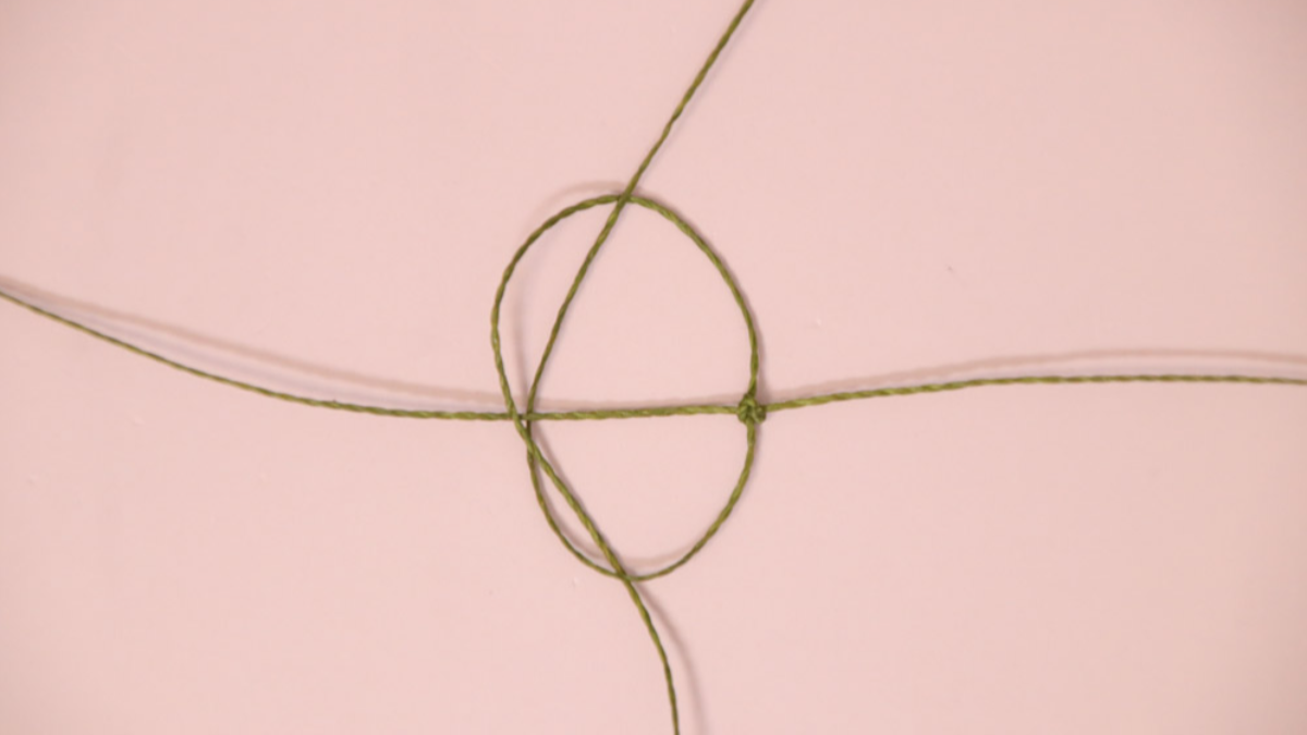 DIY Petit bracelet micro macramé kaki avec perles dorées : Etape 3