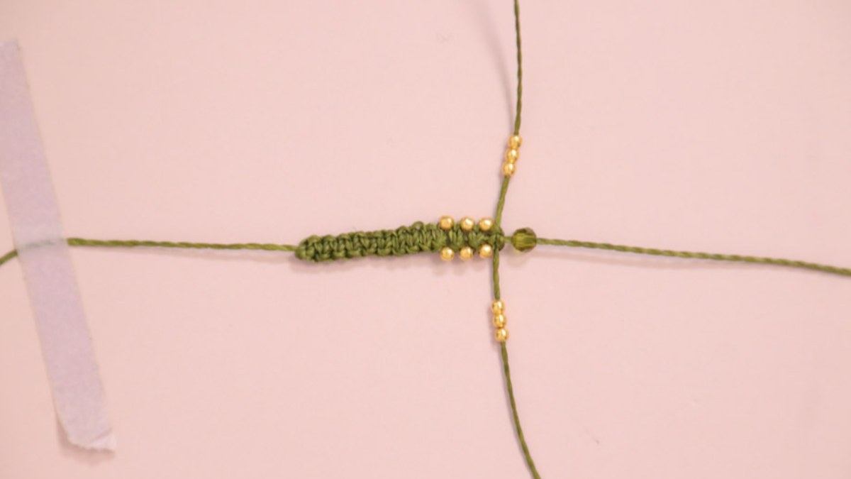 DIY Petit bracelet micro macramé kaki avec perles dorées : Etape 7