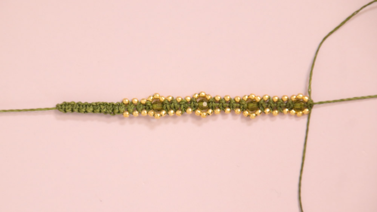 DIY Petit bracelet micro macramé kaki avec perles dorées : Etape 9