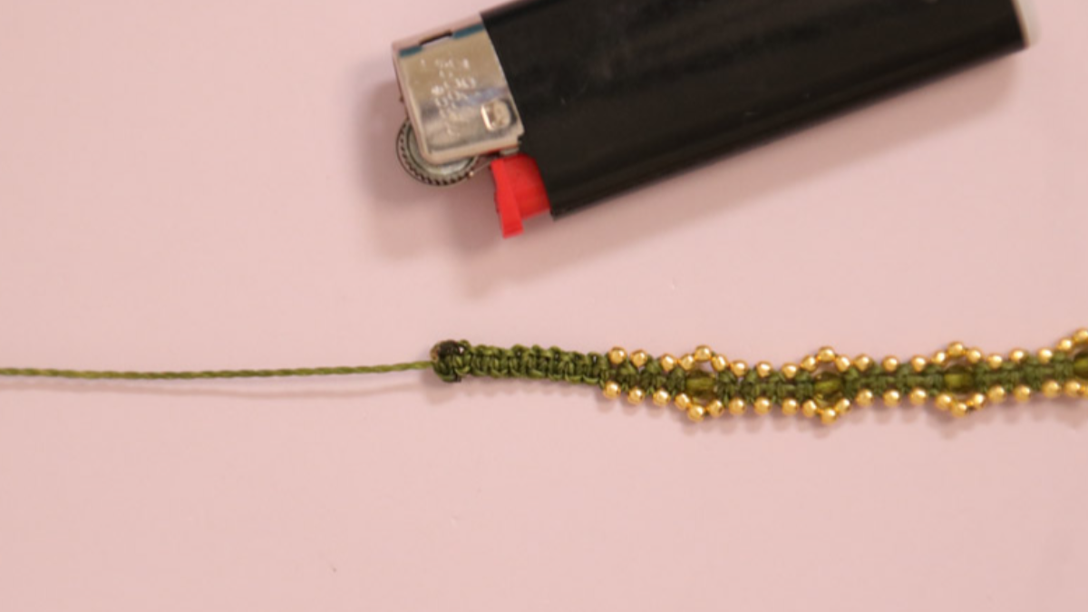 DIY Petit bracelet micro macramé kaki avec perles dorées : Etape 11