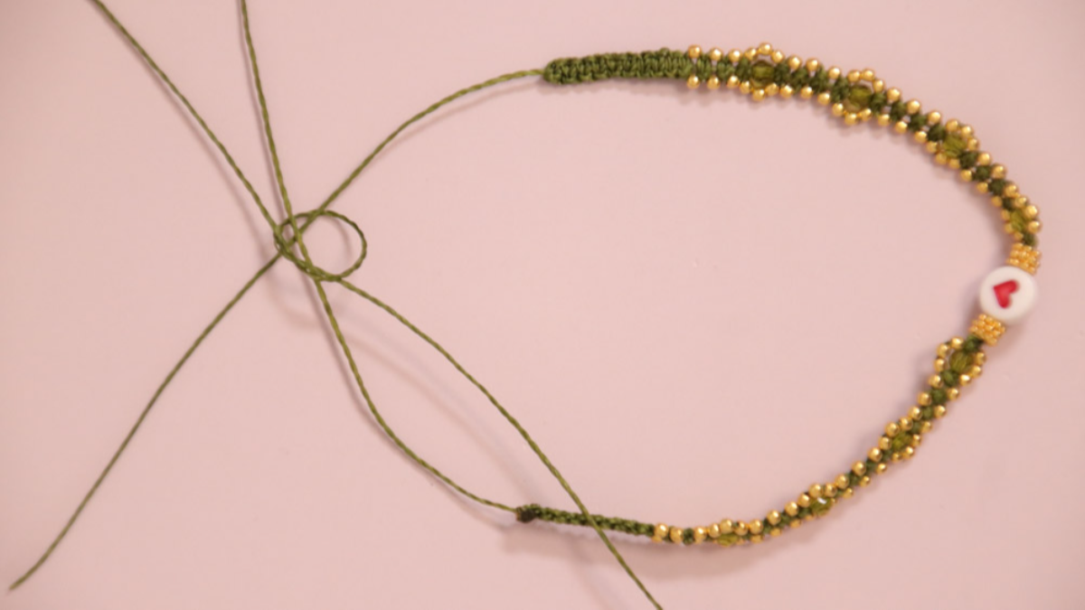 DIY Petit bracelet micro macramé kaki avec perles dorées : Etape 12