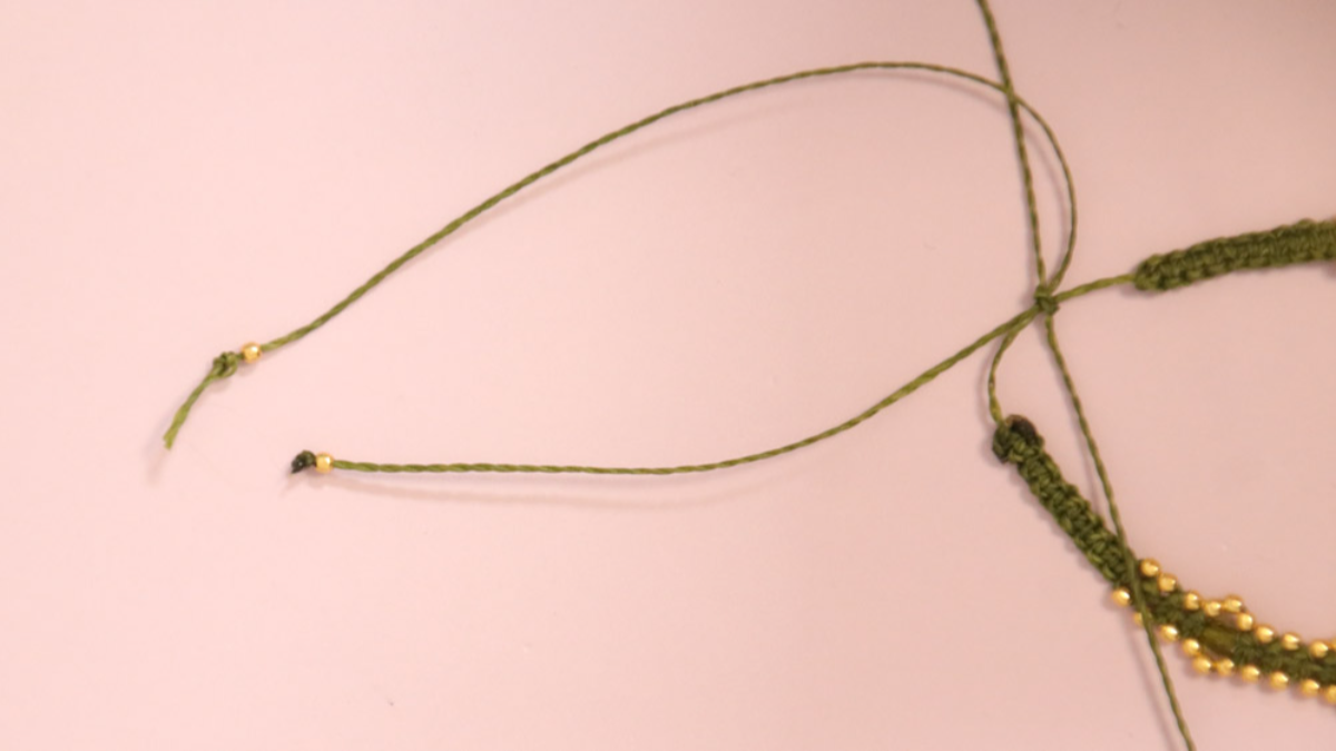DIY Petit bracelet micro macramé kaki avec perles dorées : Etape 13