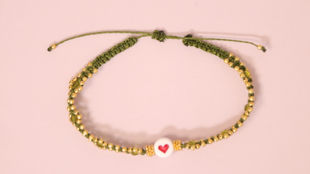 DIY Petit bracelet micro macramé kaki avec perles dorées : Etape 14