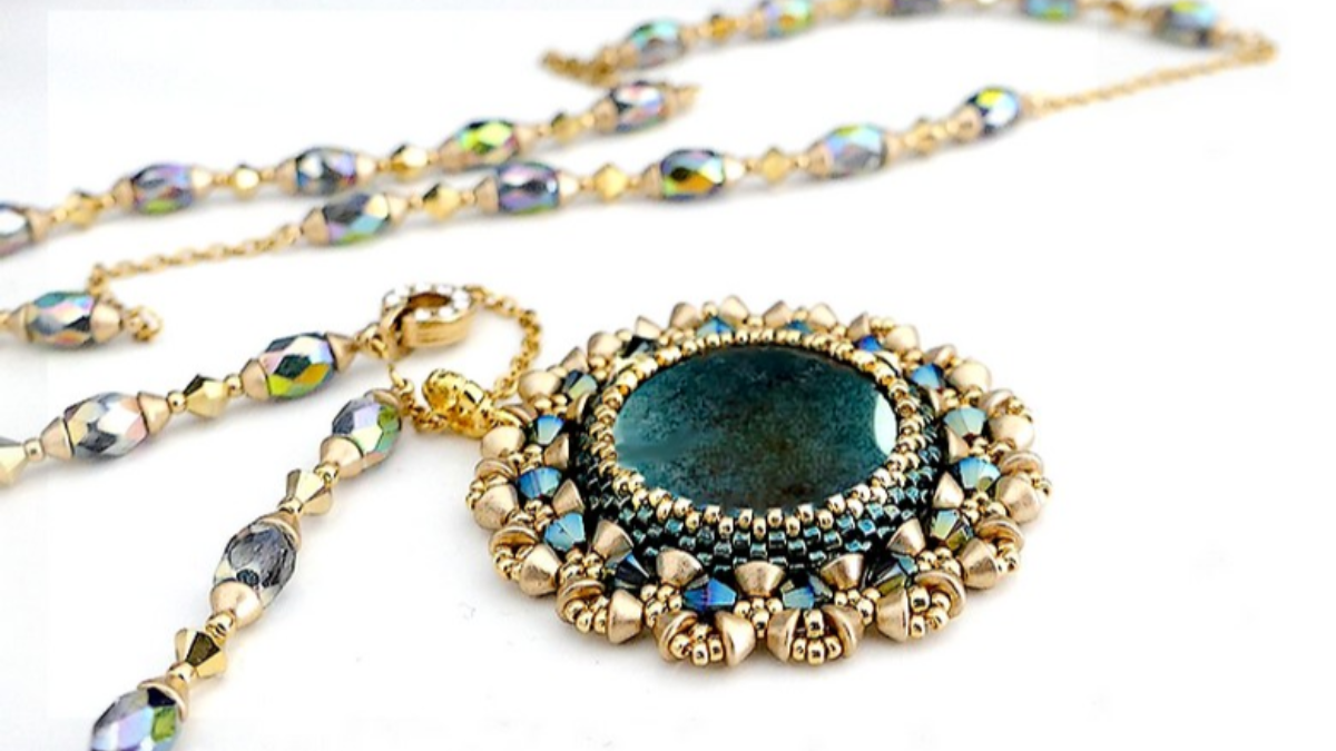 Schéma Pendentif K'amille avec cabochon, perles en verre Konos par Puca et toupies Pure Crystal Schéma Pendentif K'amille avec cabochon, perles en verre Konos par Puca et toupies Pure Crystal