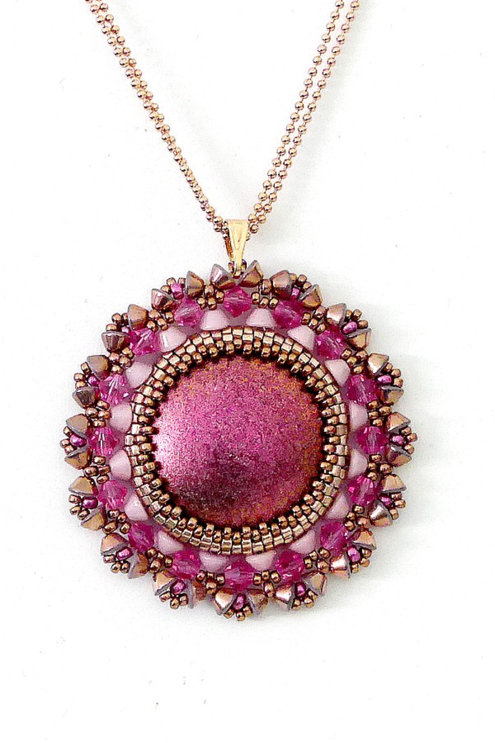 Schéma Pendentif K'amille avec cabochon, perles en verre Konos par Puca et toupies Pure Crystal Schéma Pendentif K'amille avec cabochon, perles en verre Konos par Puca et toupies Pure Crystal