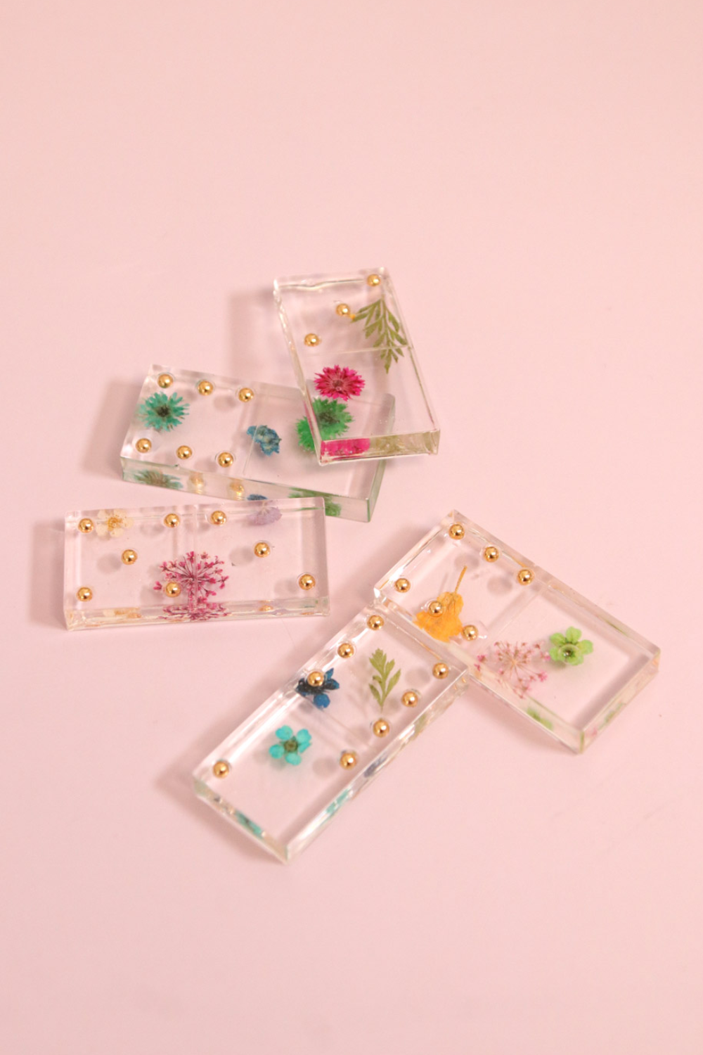 DIY Dominos en résine avec des fleurs séchées