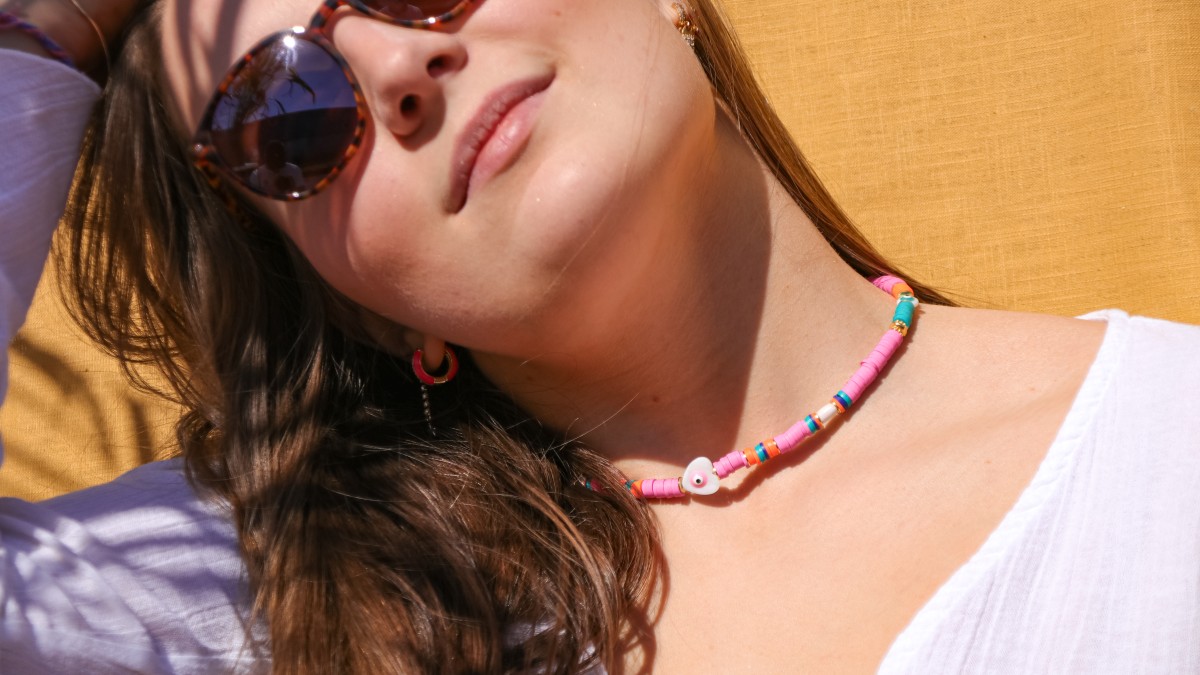 Collier tendance style surfeur en perles heishi et perles en nacre Collier tendance style surfeur en perles heishi et perles en nacre