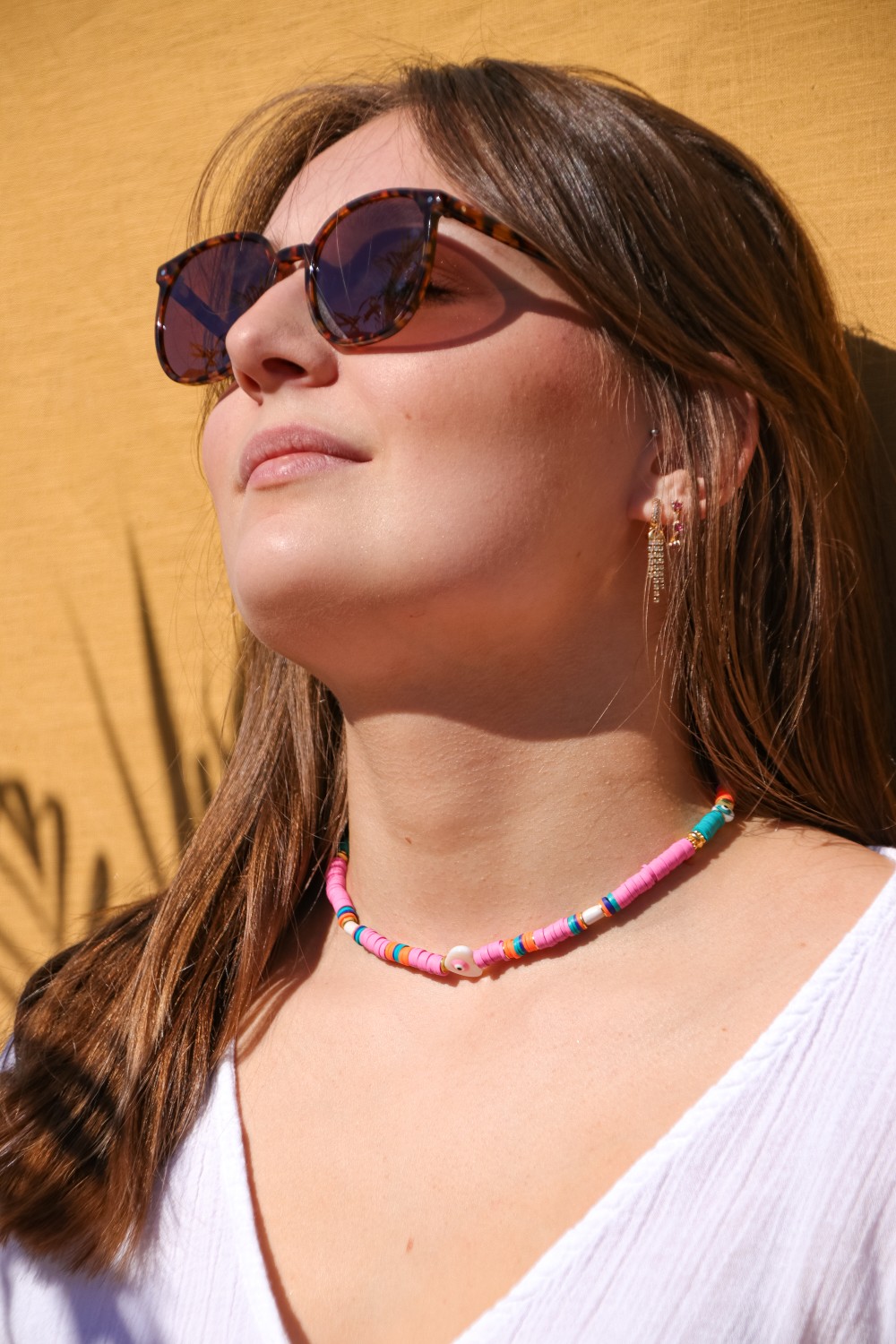 Schéma Collier tendance style surfeur en perles heishi et perles en nacre