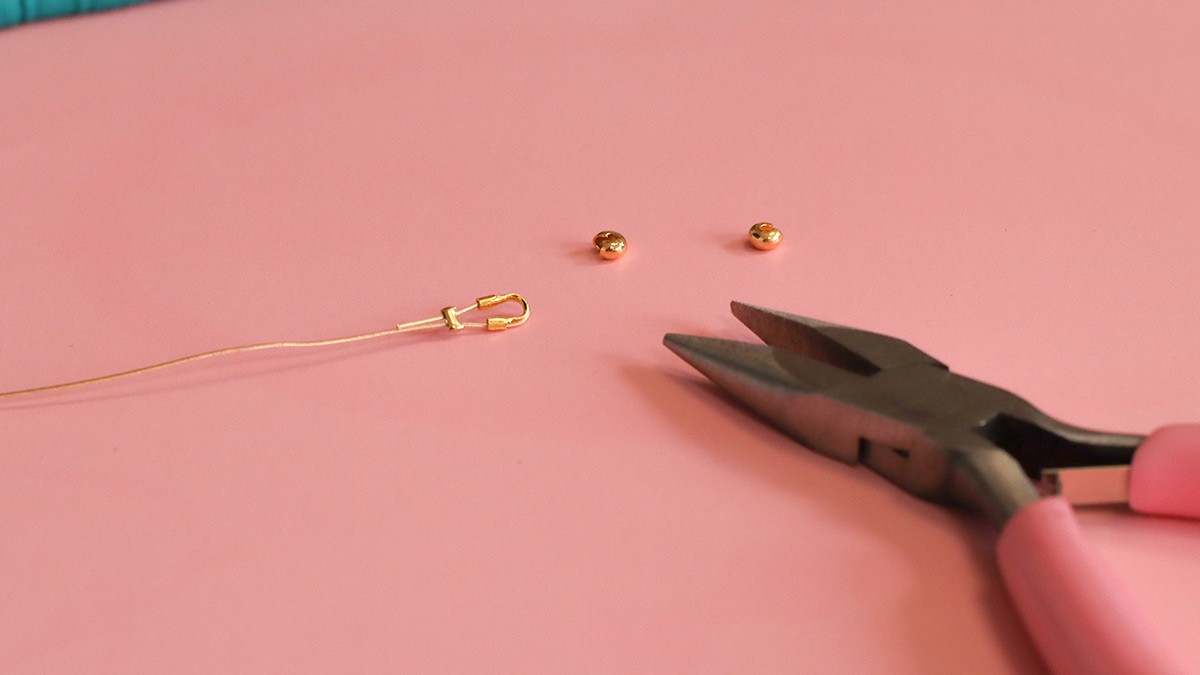 Collier tendance style surfeur en perles heishi et perles en nacre : Etape 1