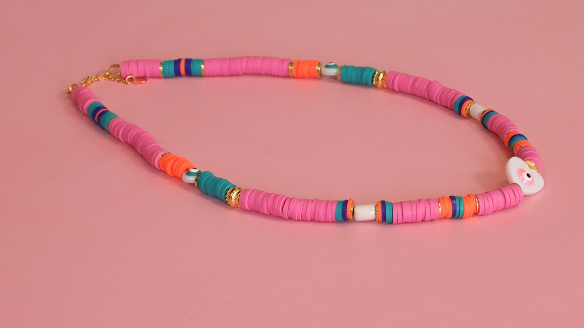 Collier tendance style surfeur en perles heishi et perles en nacre : Etape 2