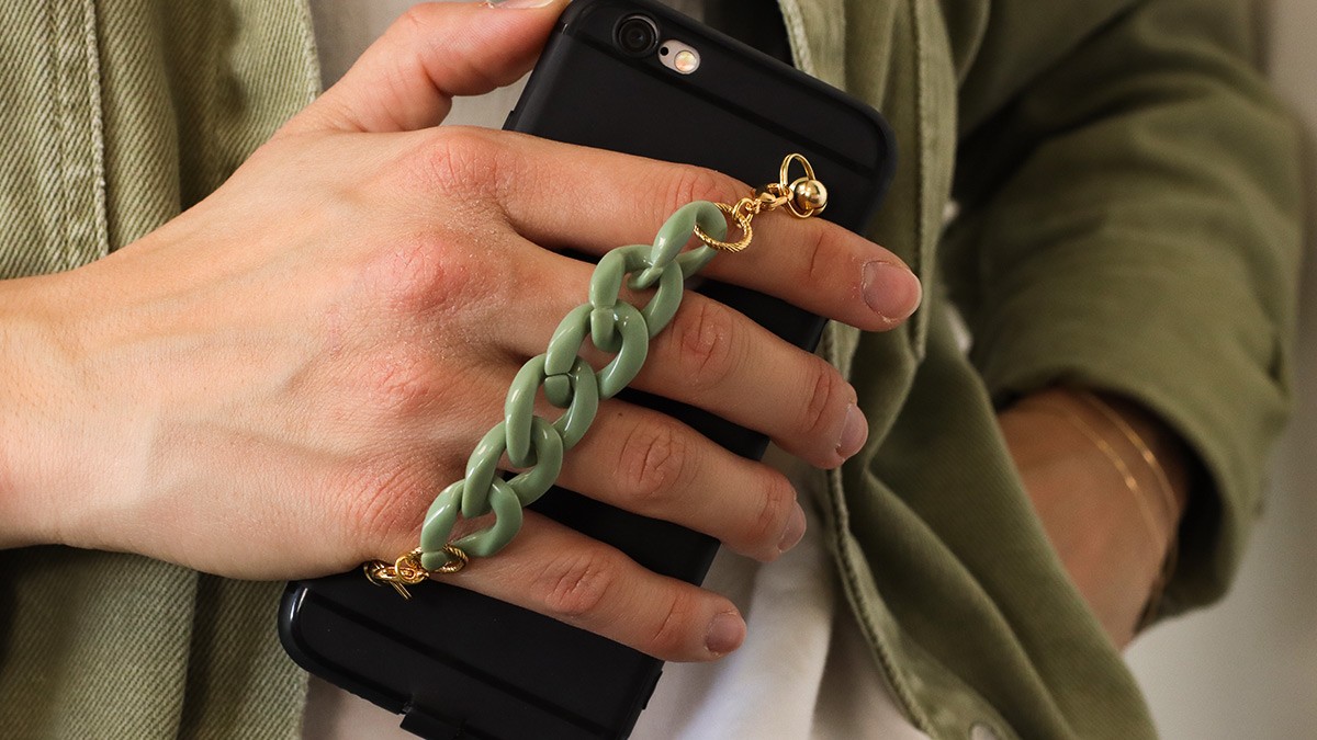 Schéma DIY Bijou de téléphone avec rivets et perles heishi pour débutant