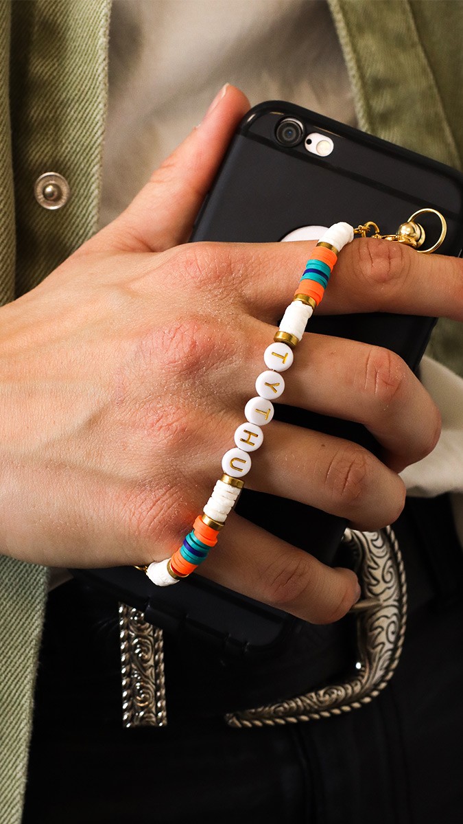 Schéma DIY Bijou de téléphone avec rivets et perles heishi pour débutant