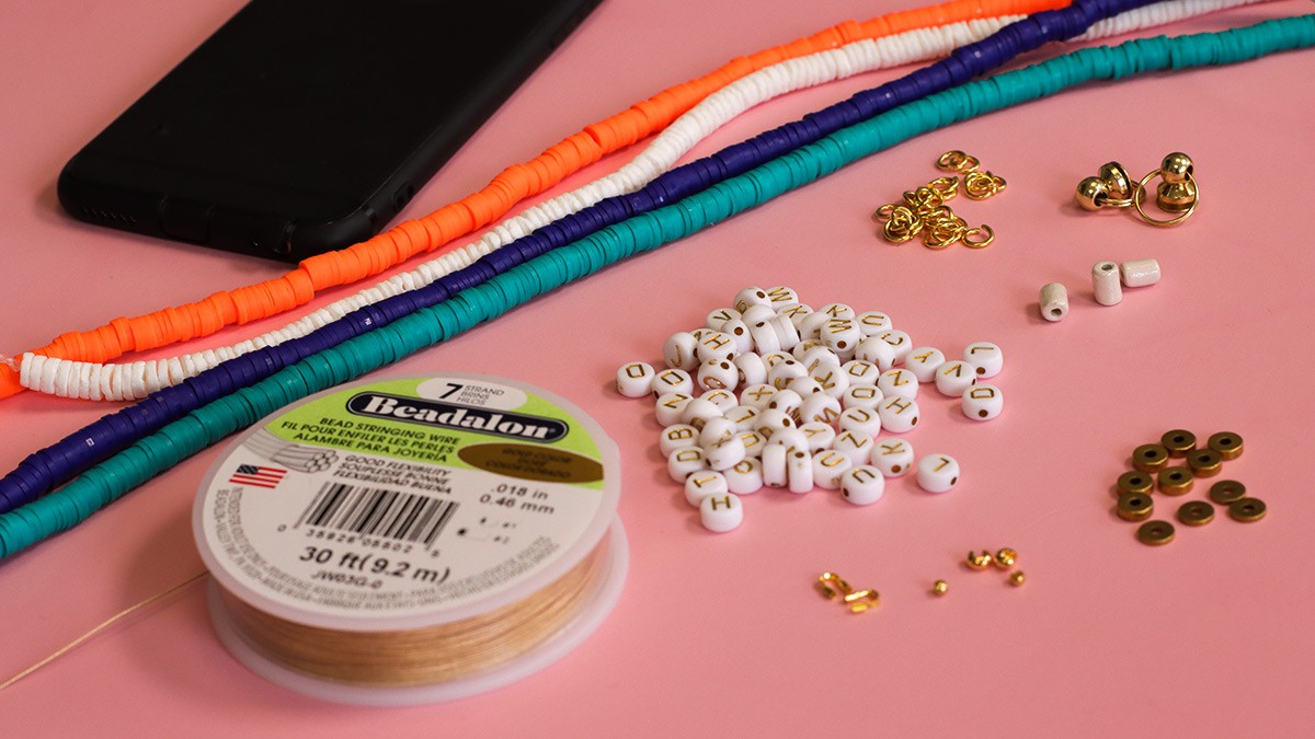 DIY Bijou de téléphone avec rivets et perles heishi pour débutant : Etape 1