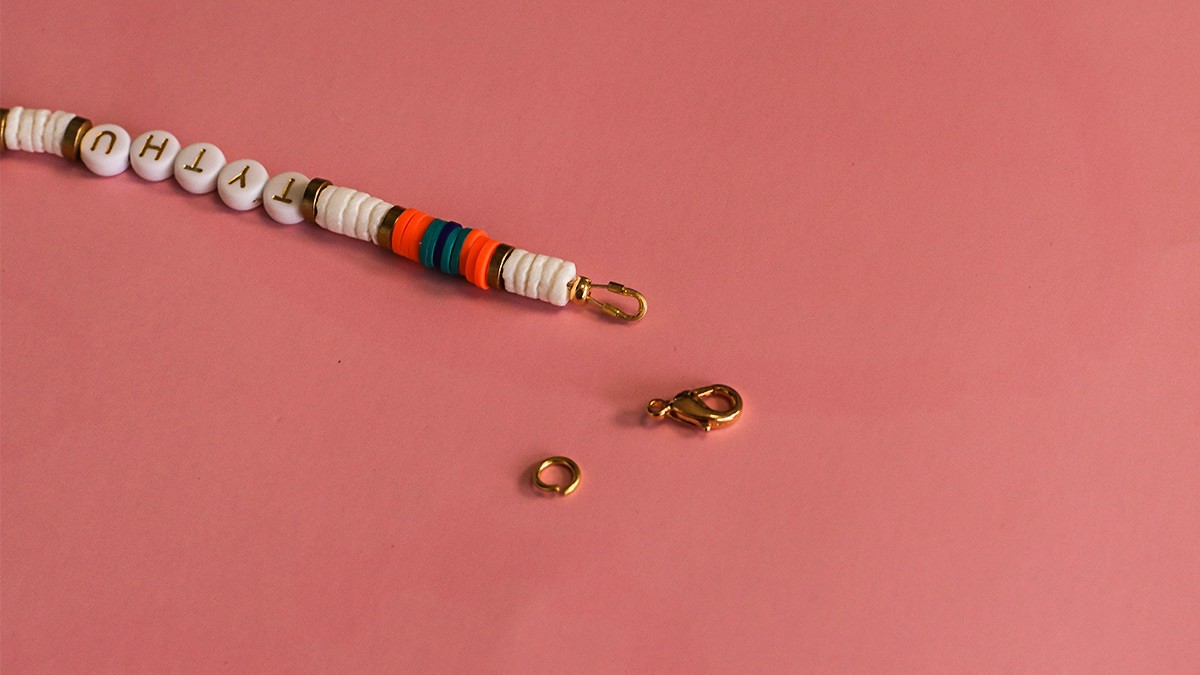 DIY Bijou de téléphone avec rivets et perles heishi pour débutant : Etape 5