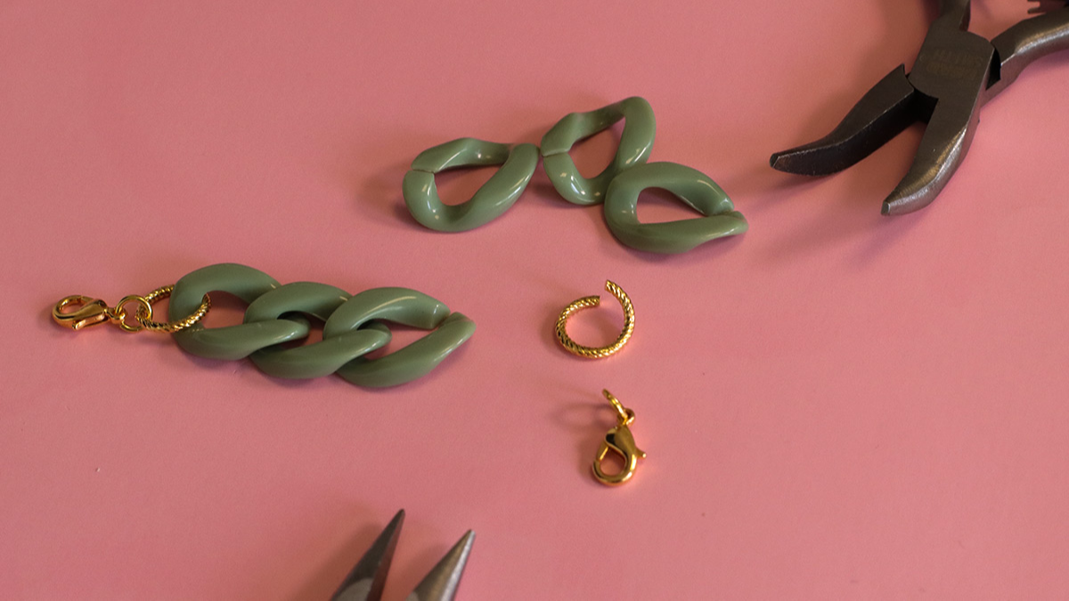 DIY Bijou de téléphone avec rivets et perles heishi pour débutant : Etape 6