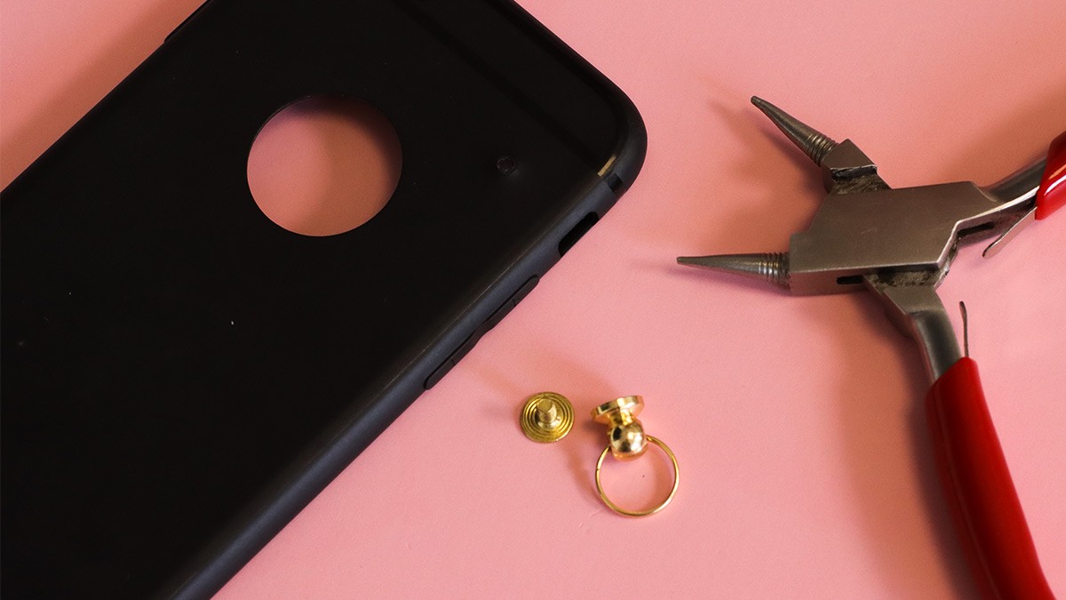 DIY Bijou de téléphone avec rivets et perles heishi pour débutant : Etape 7