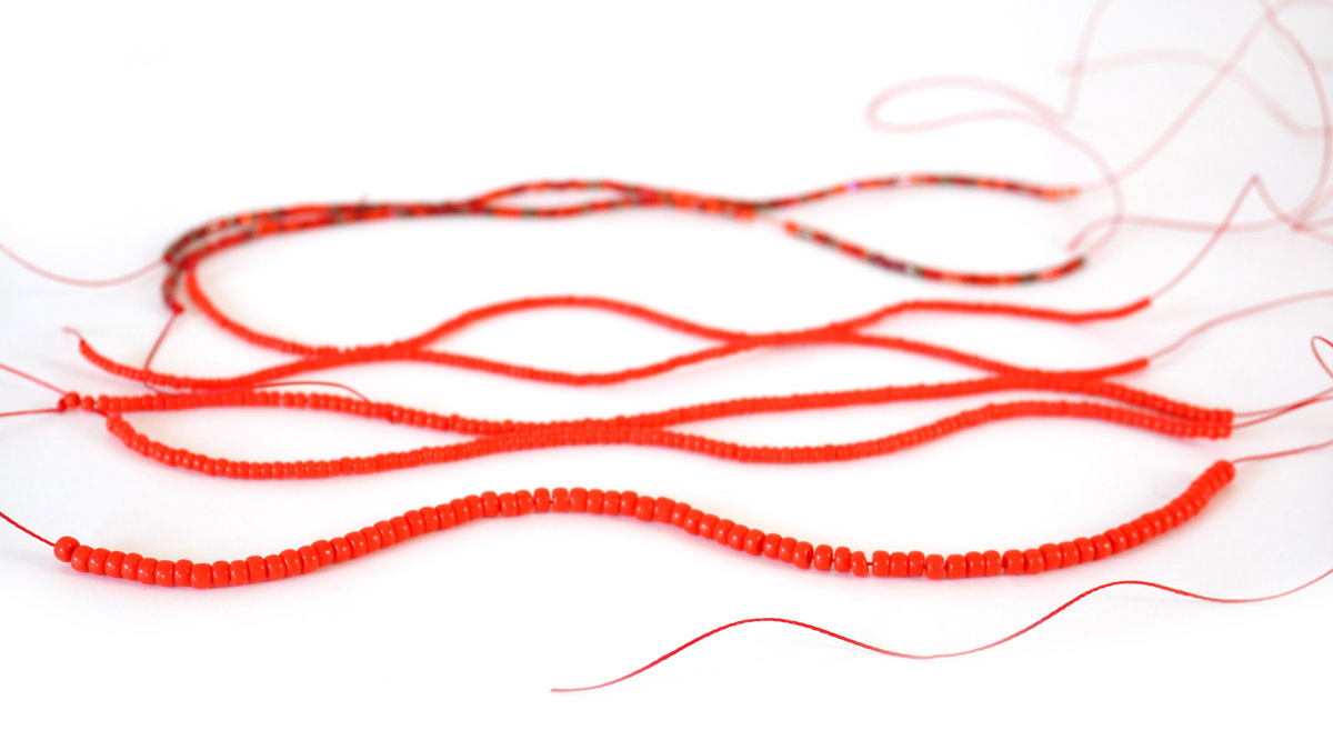 Bracelet multi fils en perles de rocailles rouges : Etape 1