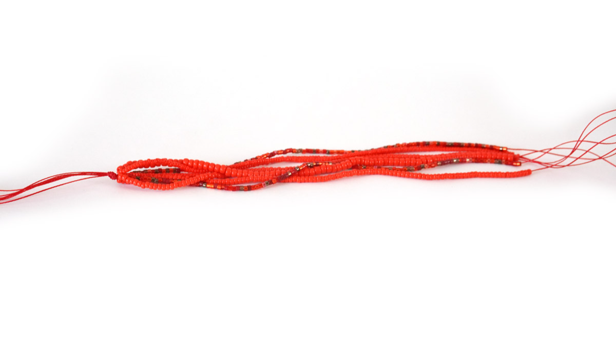 Bracelet multi fils en perles de rocailles rouges : Etape 2