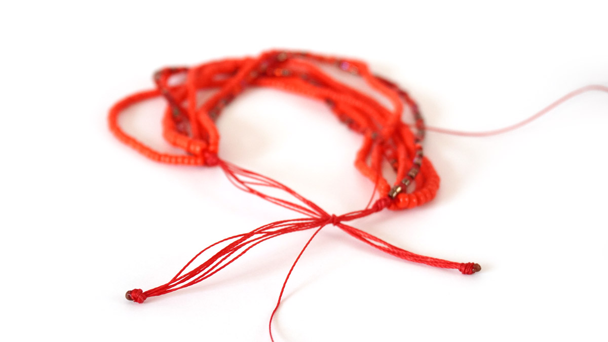 Bracelet multi fils en perles de rocailles rouges : Etape 5