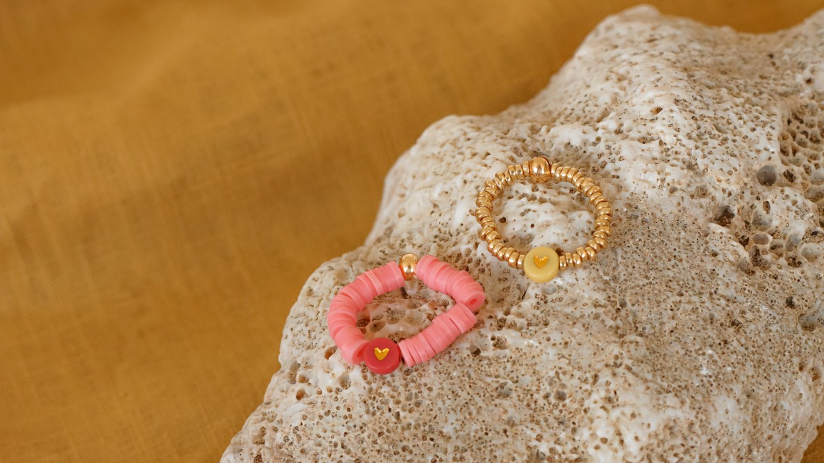 DIY Bagues avec fil élastique et perles coeur, Heishi et Spacer Miyuki DIY Bagues avec fil élastique et perles coeur, Heishi et Spacer Miyuki