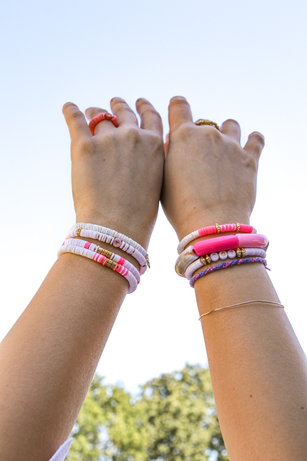 Schéma DIY Bracelets sur fil élastique en accumulation doré, blanc et rose fluo