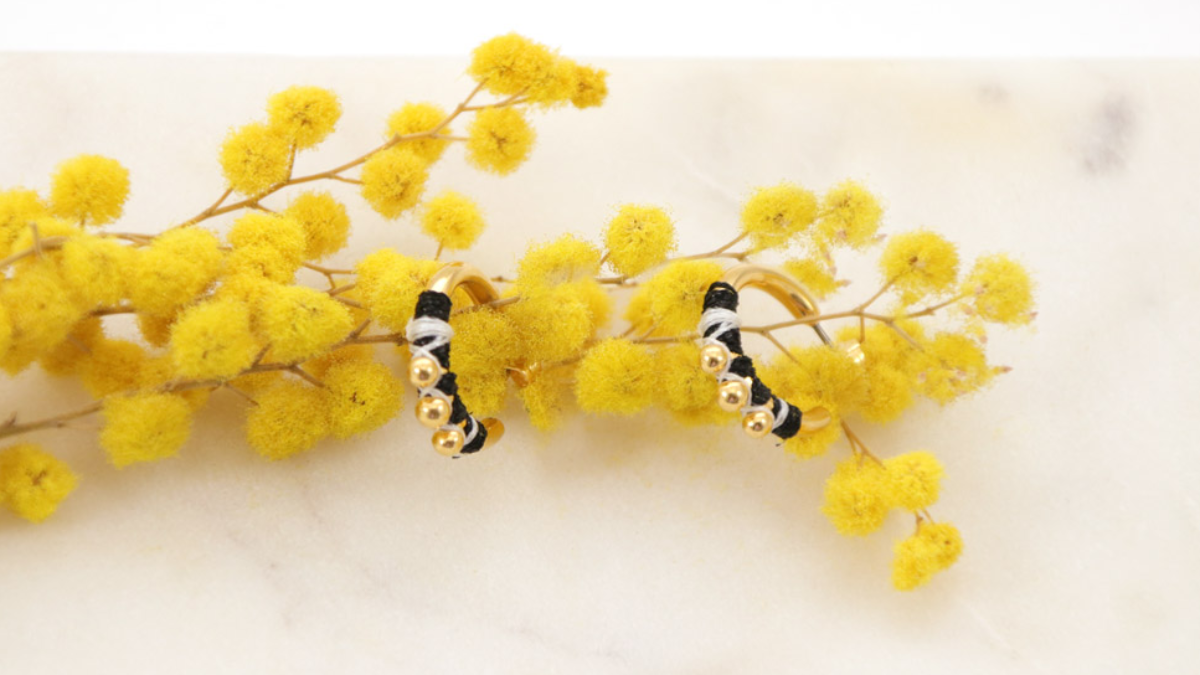 Schéma Duo de boucles d'oreilles dorées et noires à faire soi-même