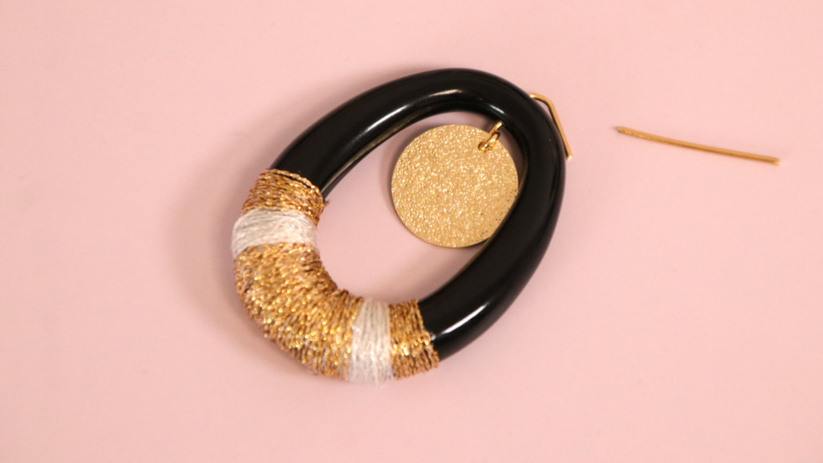 Duo de boucles d'oreilles dorées et noires à faire soi-même : Etape 4