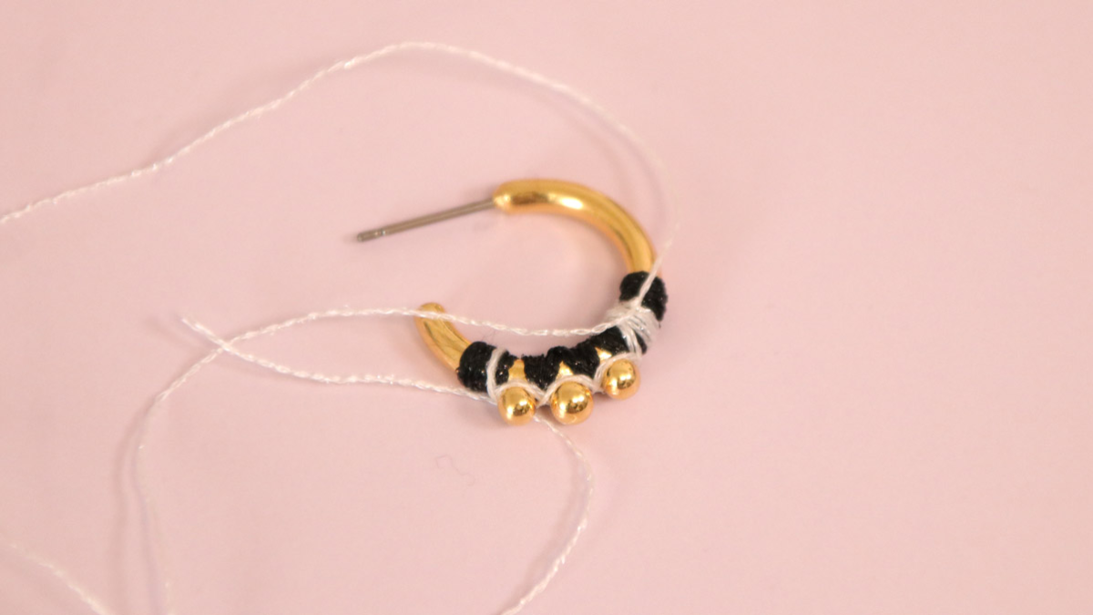 Duo de boucles d'oreilles dorées et noires à faire soi-même : Etape 9