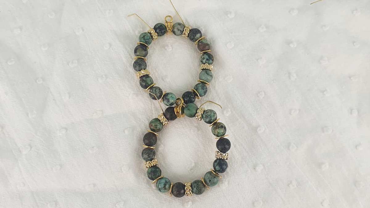 Boucles d'oreilles pendantes double anneau avec Turquoise Africaine : Etape 4