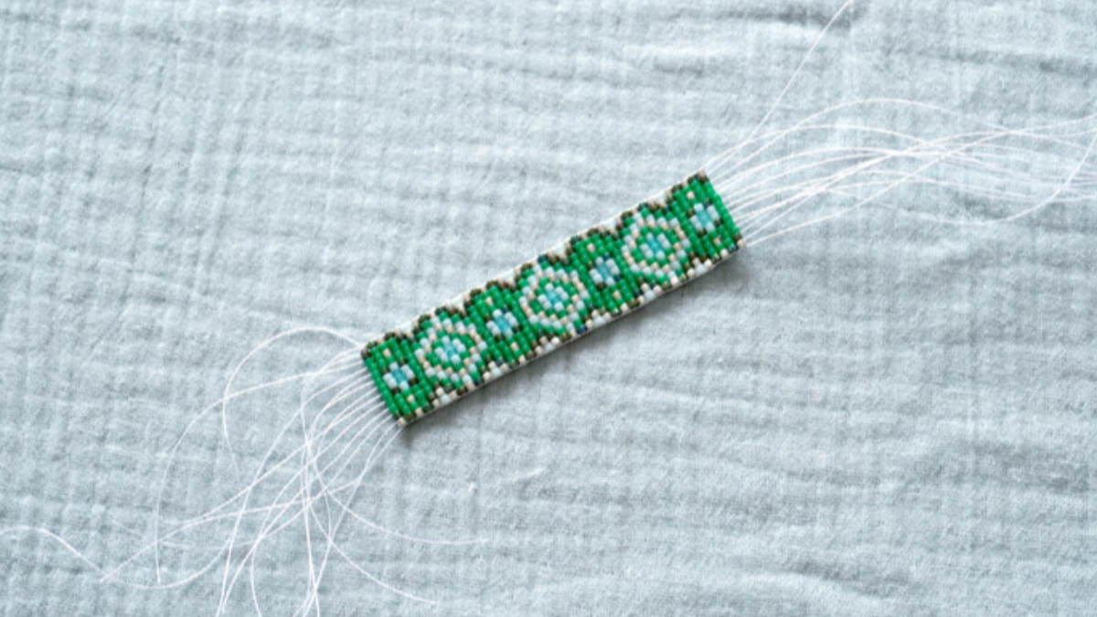 Bracelet en perles miyuki vert sur métier à tisser avec intercalaire : Etape 1