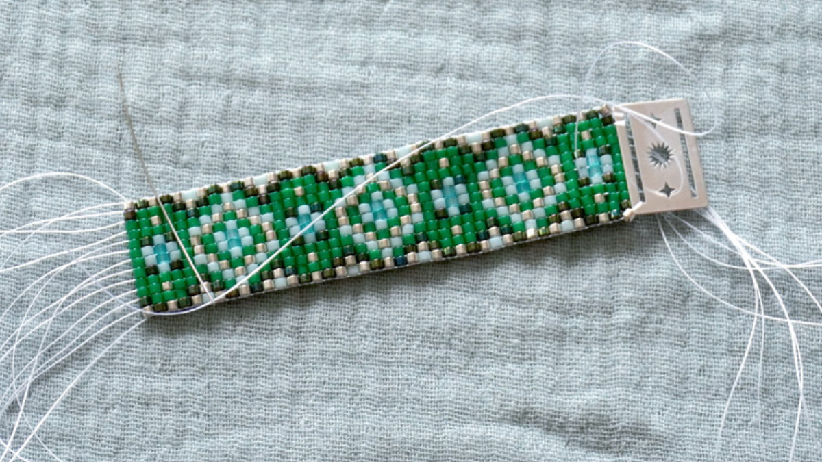 Bracelet en perles miyuki vert sur métier à tisser avec intercalaire : Etape 2