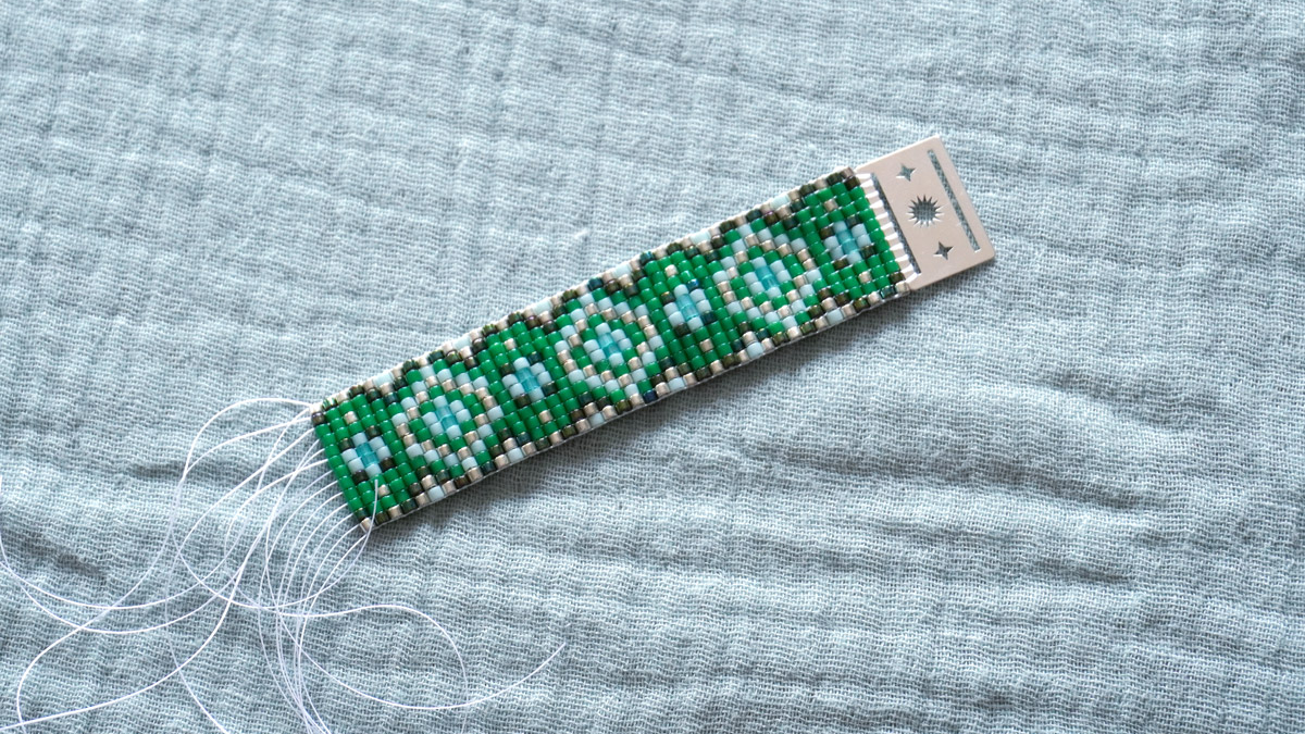 Bracelet en perles miyuki vert sur métier à tisser avec intercalaire : Etape 3