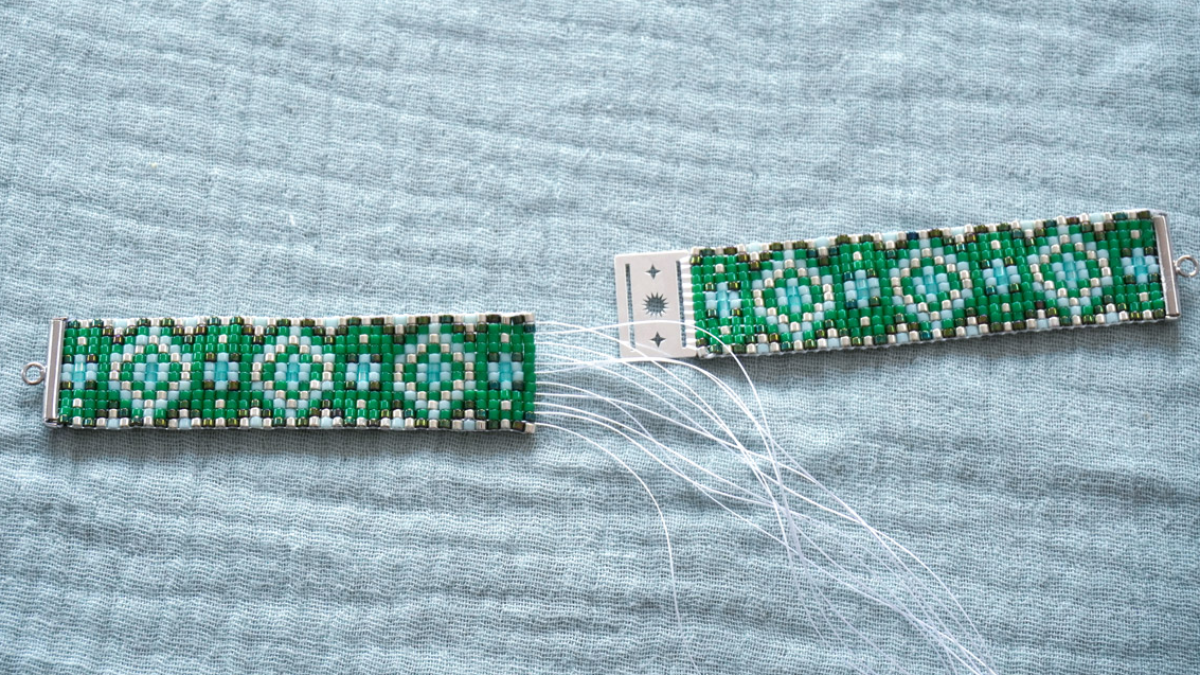 Bracelet en perles miyuki vert sur métier à tisser avec intercalaire : Etape 6