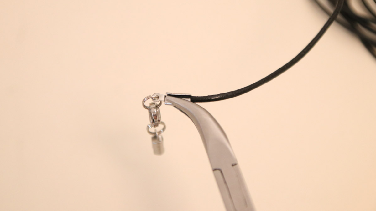 Duo de Bracelets homme acier inox, cordon cuir et perles heishi : Etape 1