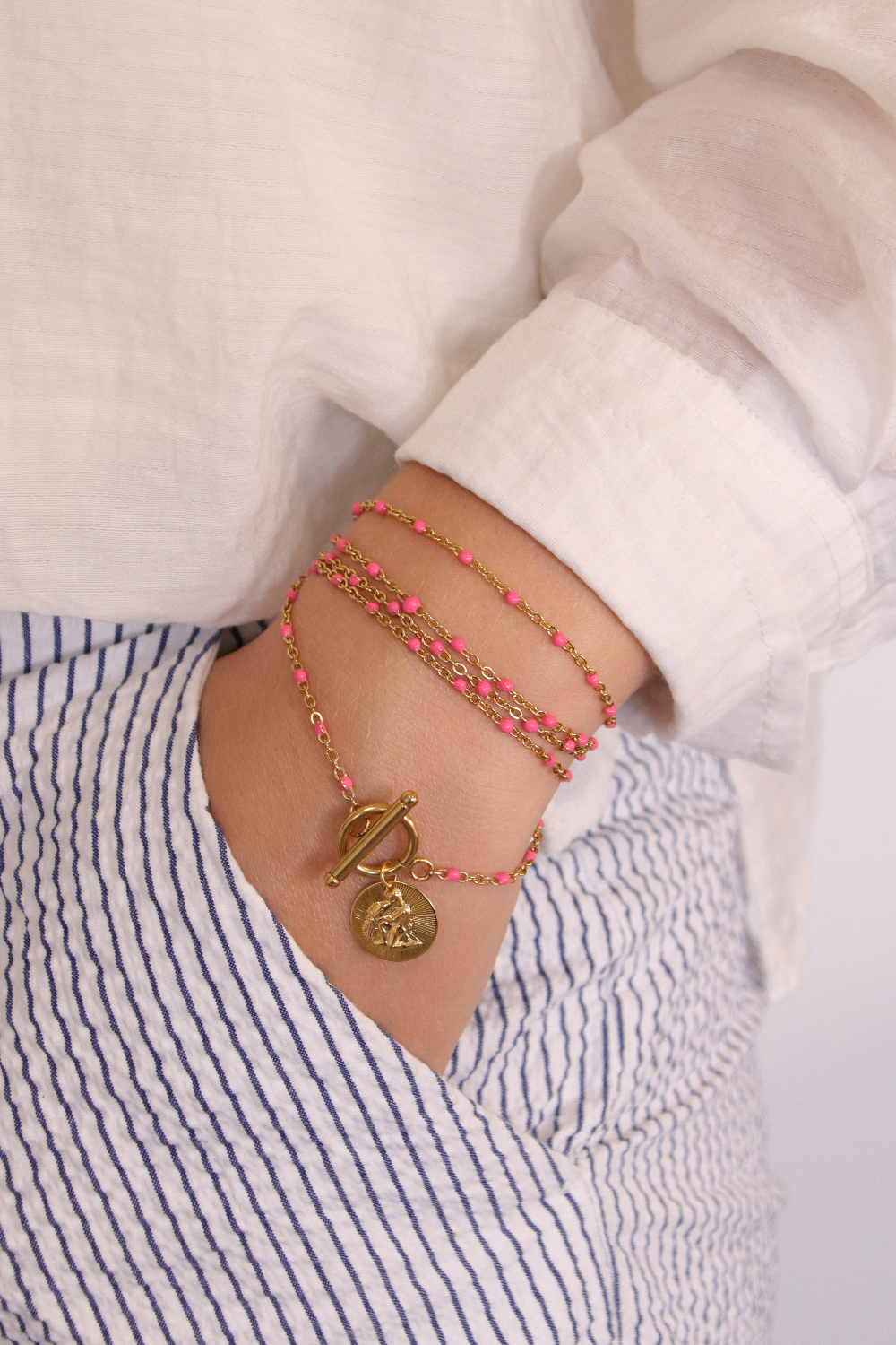 Schéma Collier acier inoxydable doré, perles résine fuchsia et breloque signe astro