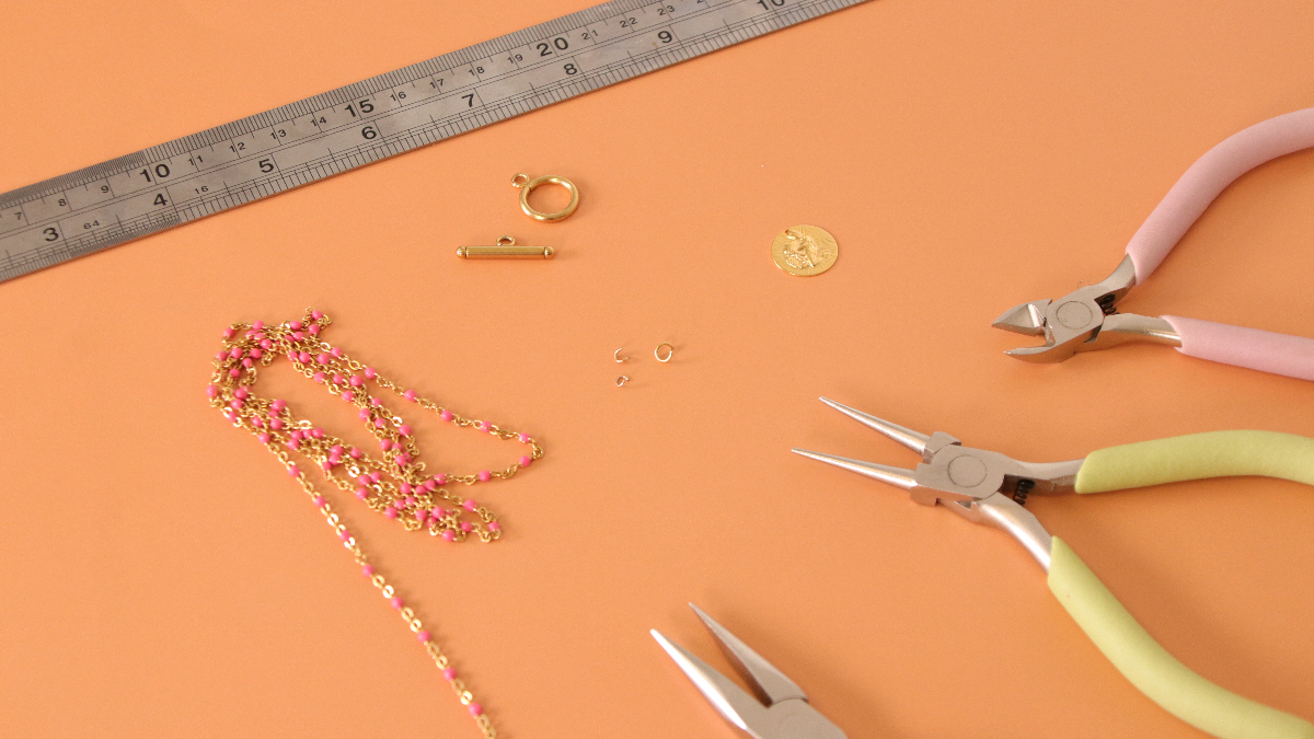 Collier acier inoxydable doré, perles résine fuchsia et breloque signe astro : Etape 1