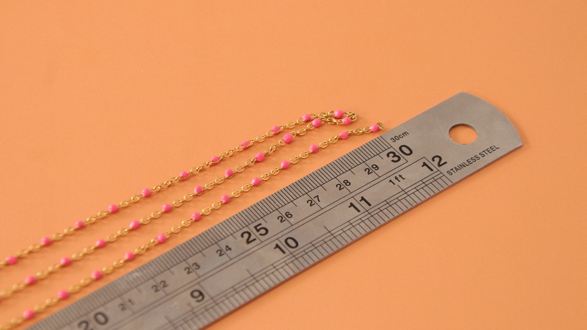 Collier acier inoxydable doré, perles résine fuchsia et breloque signe astro : Etape 2