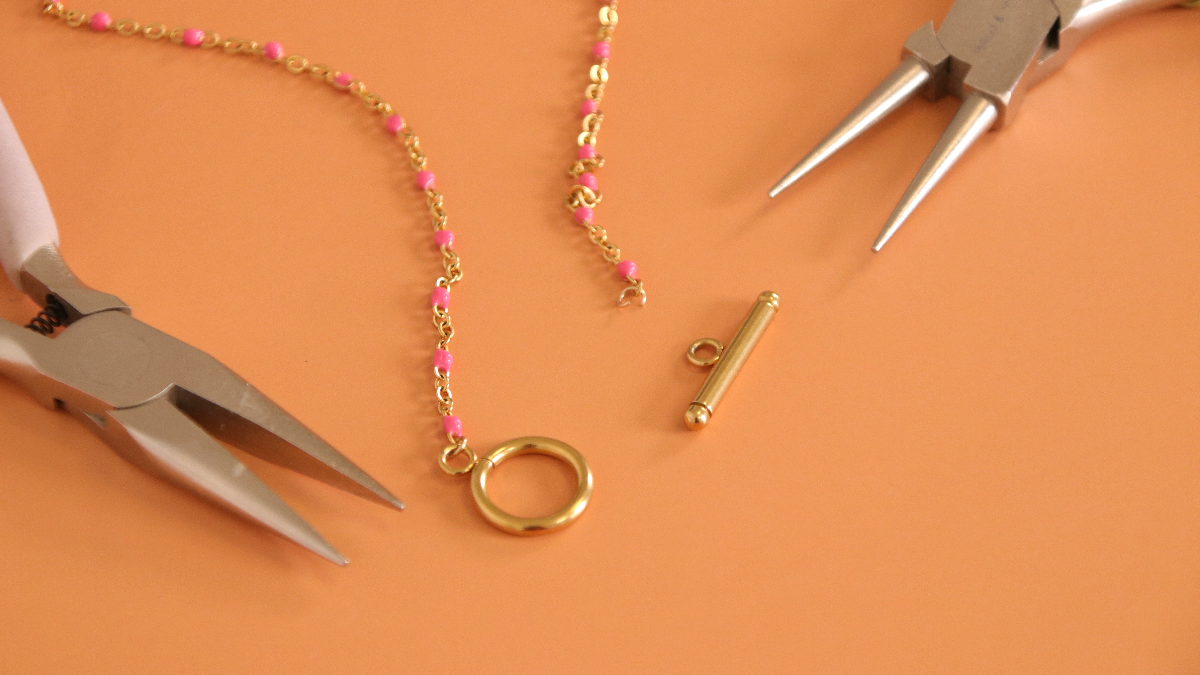 Collier acier inoxydable doré, perles résine fuchsia et breloque signe astro : Etape 3