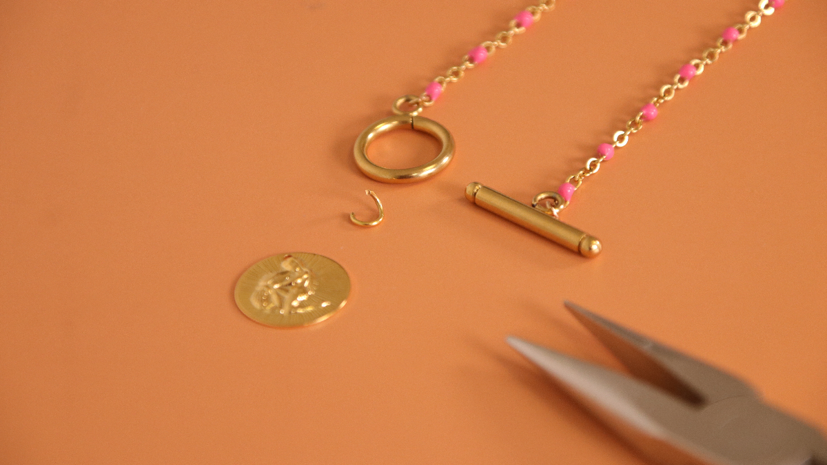 Collier acier inoxydable doré, perles résine fuchsia et breloque signe astro : Etape 4