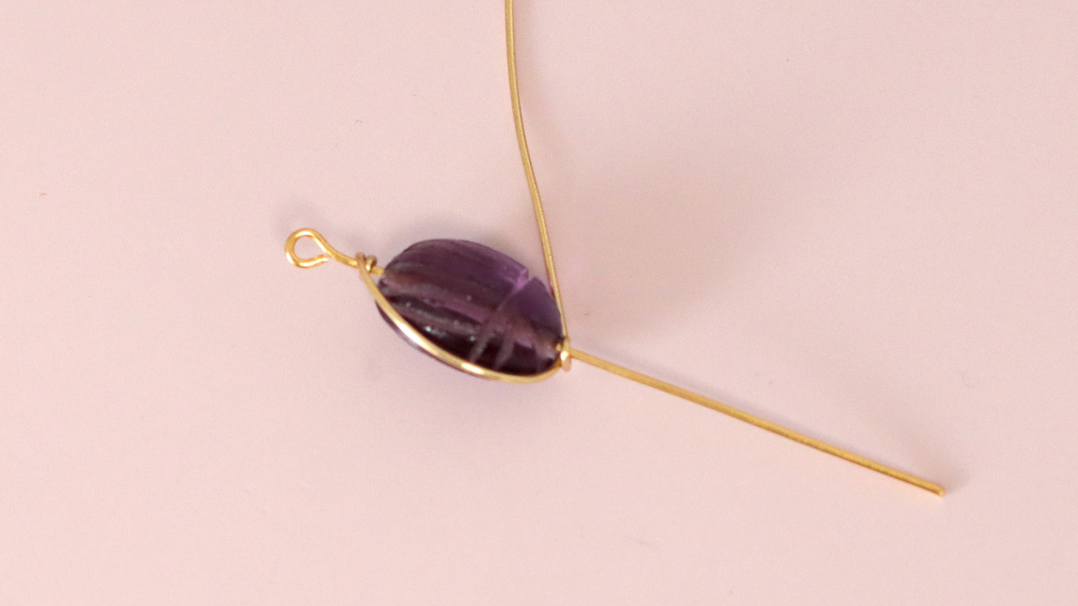 Bracelet Pierre gemme sertie avec du fil métallique scarabée en Amethyste : Etape 2 Bracelet Pierre gemme sertie avec du fil métallique scarabée en Amethyste : Etape 2