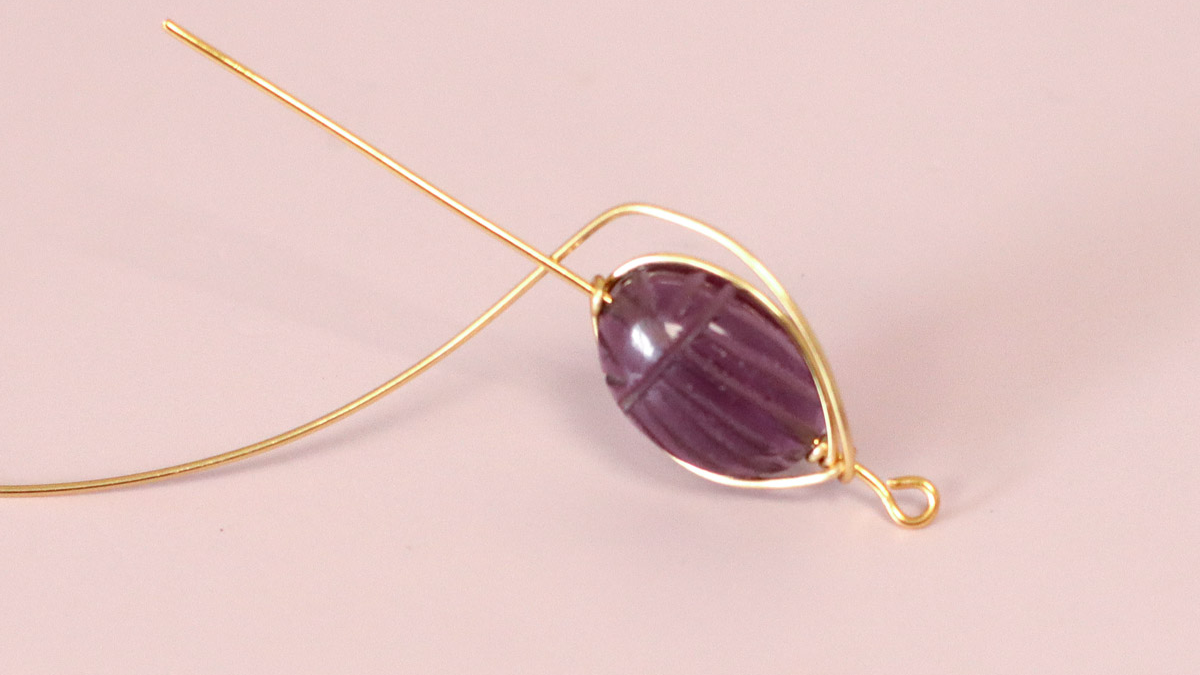 Bracelet Pierre gemme sertie avec du fil métallique scarabée en Amethyste : Etape 3 Bracelet Pierre gemme sertie avec du fil métallique scarabée en Amethyste : Etape 3