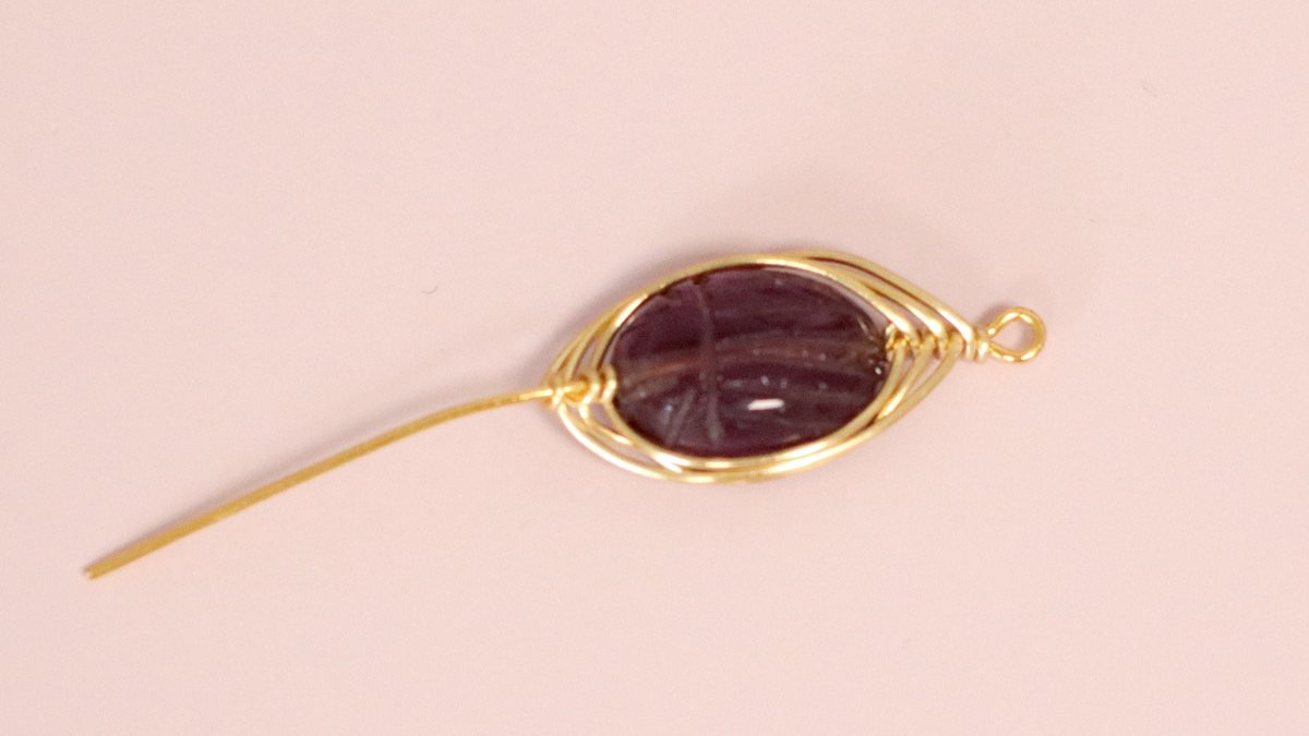 Bracelet Pierre gemme sertie avec du fil métallique scarabée en Amethyste : Etape 4 Bracelet Pierre gemme sertie avec du fil métallique scarabée en Amethyste : Etape 4