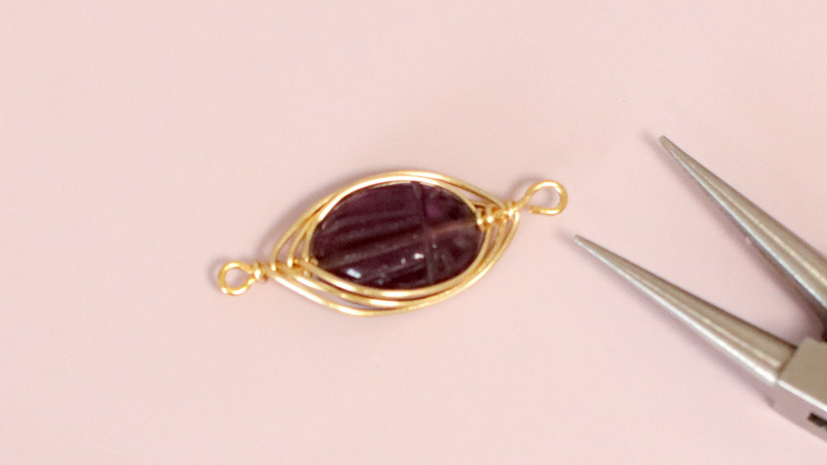 Bracelet Pierre gemme sertie avec du fil métallique scarabée en Amethyste : Etape 5 Bracelet Pierre gemme sertie avec du fil métallique scarabée en Amethyste : Etape 5