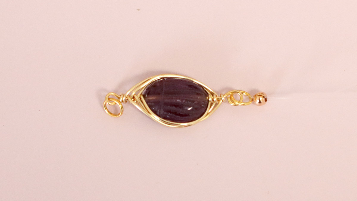 Bracelet Pierre gemme sertie avec du fil métallique scarabée en Amethyste : Etape 6 Bracelet Pierre gemme sertie avec du fil métallique scarabée en Amethyste : Etape 6