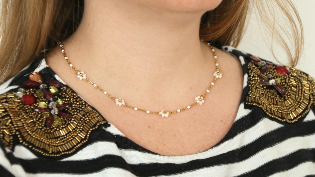 Schéma DIY Collier acier inox doré avec petites fleurs en perles