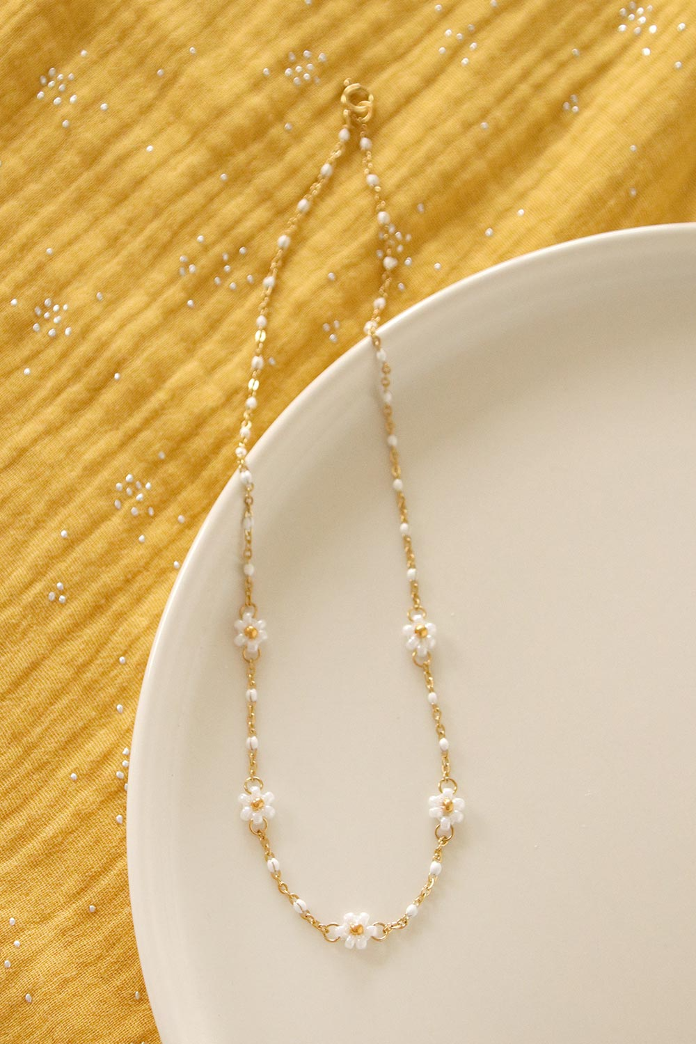 Schéma DIY Collier acier inox doré avec petites fleurs en perles